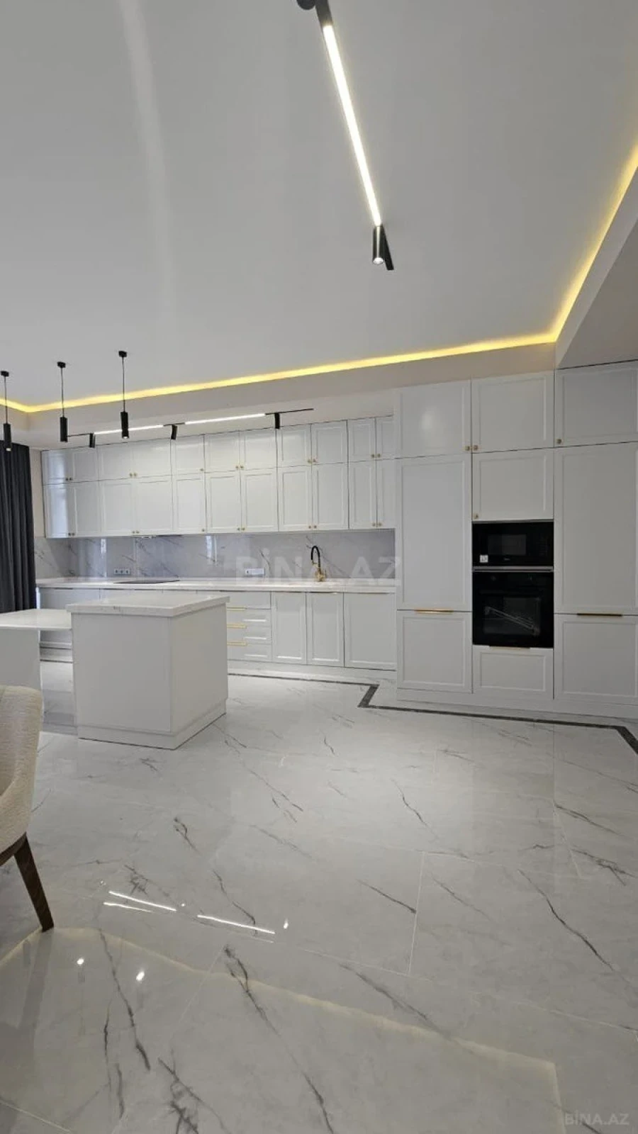 Satılır 4 otaqlı mənzil 178 m²
