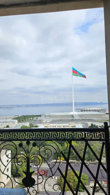 Satılır 4 otaqlı mənzil 178 m²