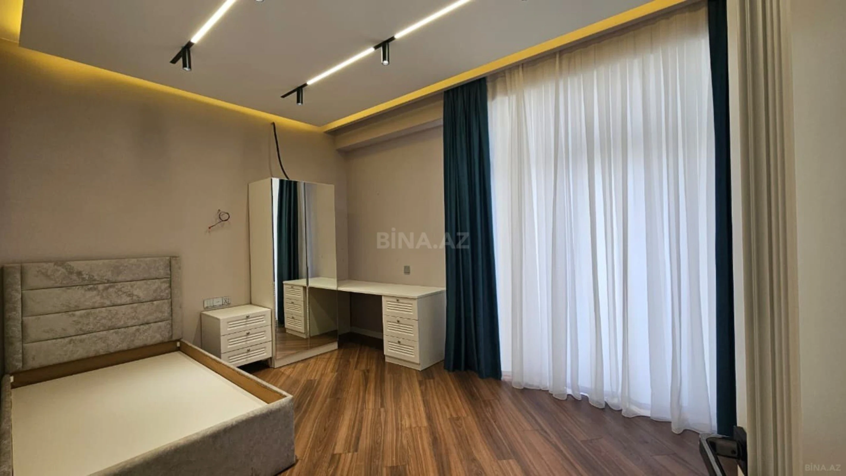 Satılır 4 otaqlı mənzil 178 m²