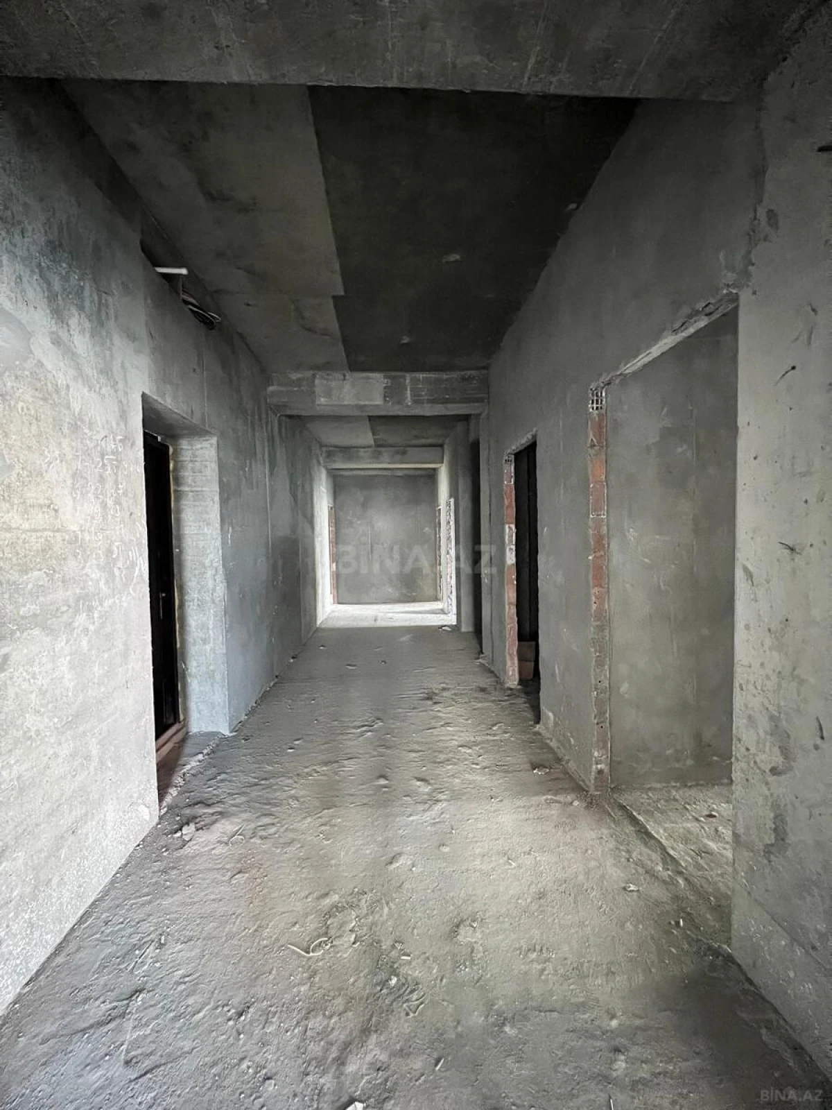 Satılır 4 otaqlı mənzil 192 m²