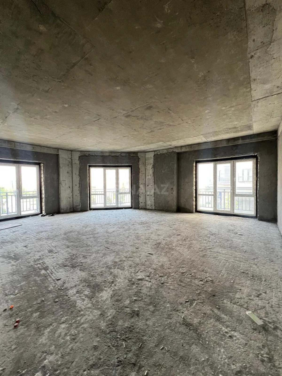 Satılır 4 otaqlı mənzil 192 m²