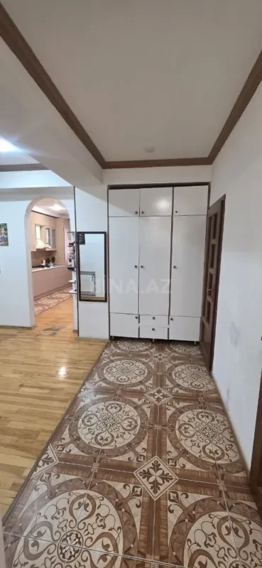 Satılır 4 otaqlı mənzil 131 m²