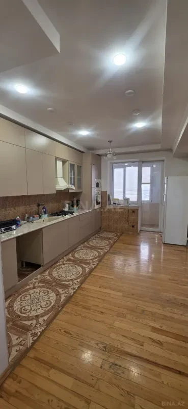 Satılır 4 otaqlı mənzil 131 m²