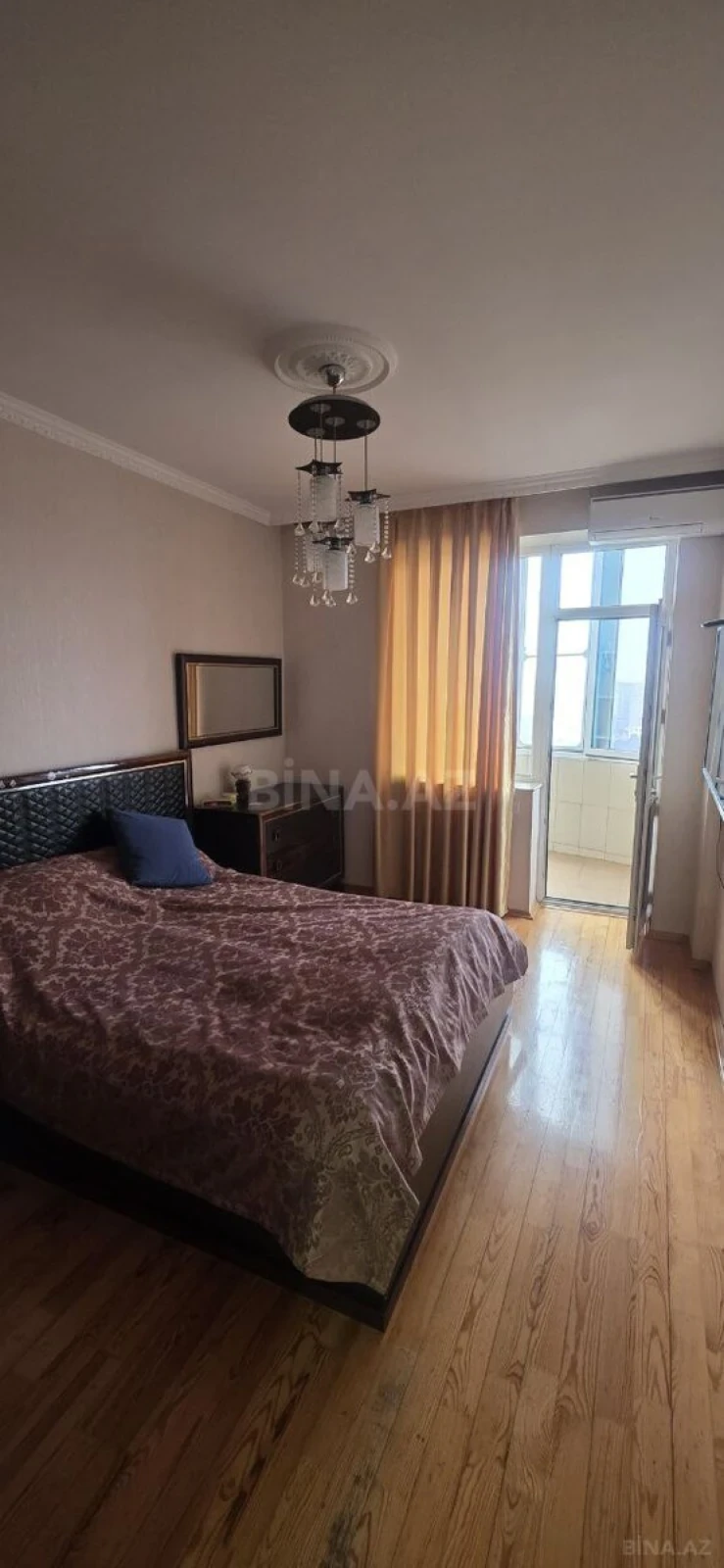 Satılır 4 otaqlı mənzil 131 m²