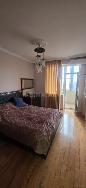Satılır 4 otaqlı mənzil 131 m²