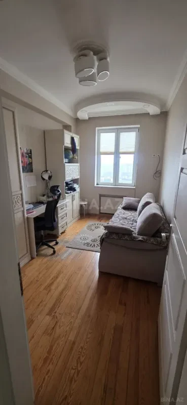 Satılır 4 otaqlı mənzil 131 m²