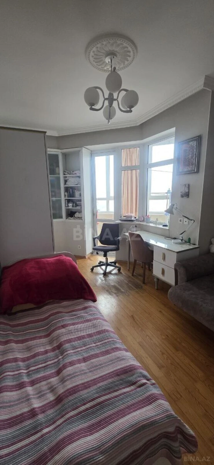 Satılır 4 otaqlı mənzil 131 m²