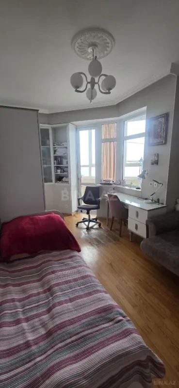 Satılır 4 otaqlı mənzil 131 m²