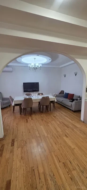 Satılır 4 otaqlı mənzil 131 m²
