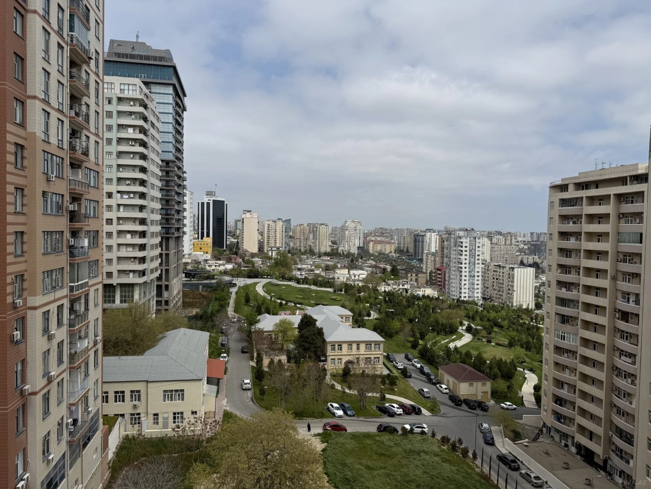 Satılır 4 otaqlı mənzil 190 m²