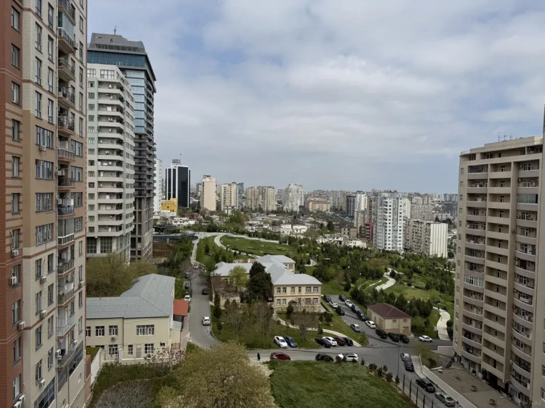 Satılır 4 otaqlı mənzil 190 m²