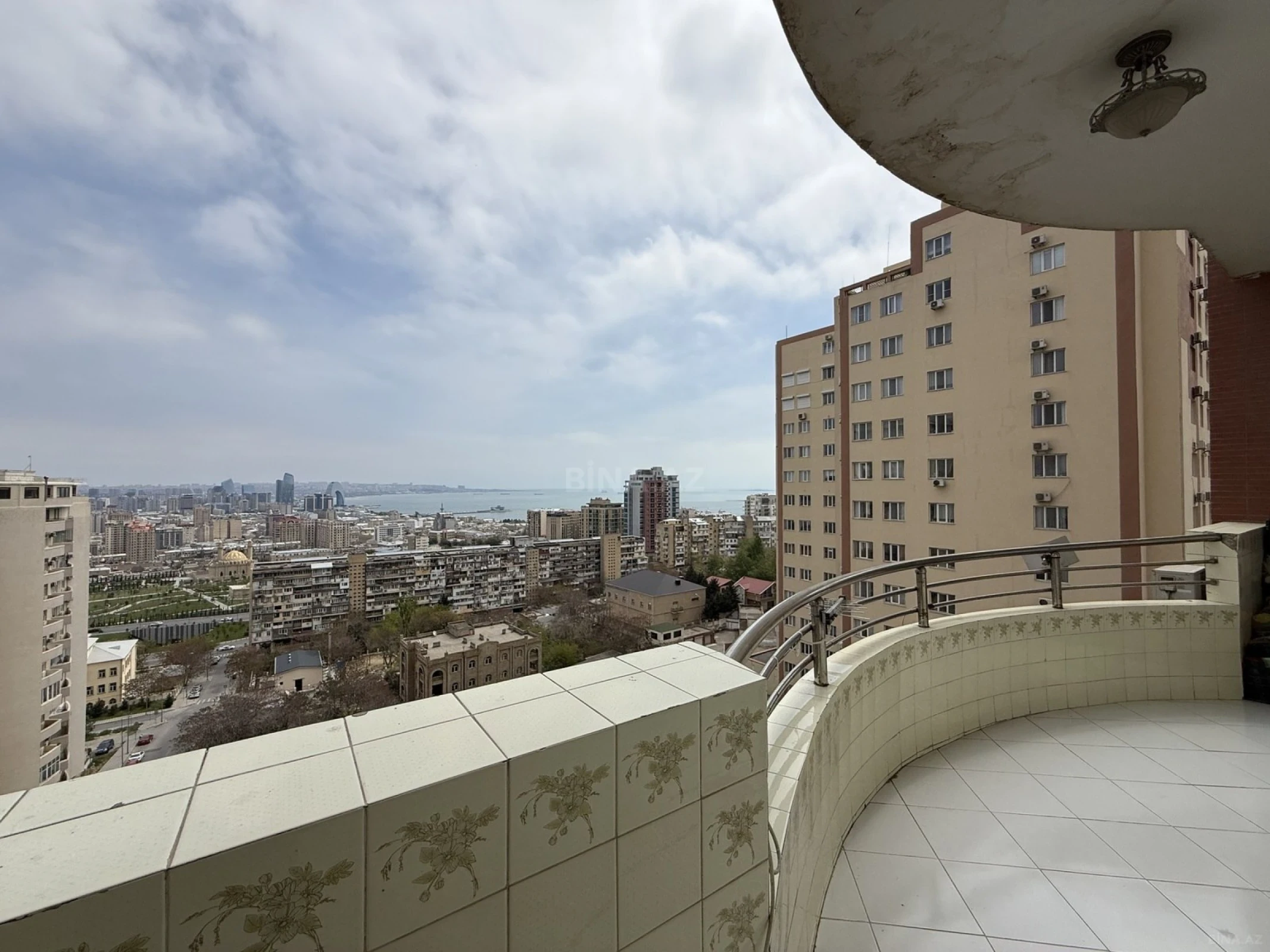 Satılır 4 otaqlı mənzil 190 m²