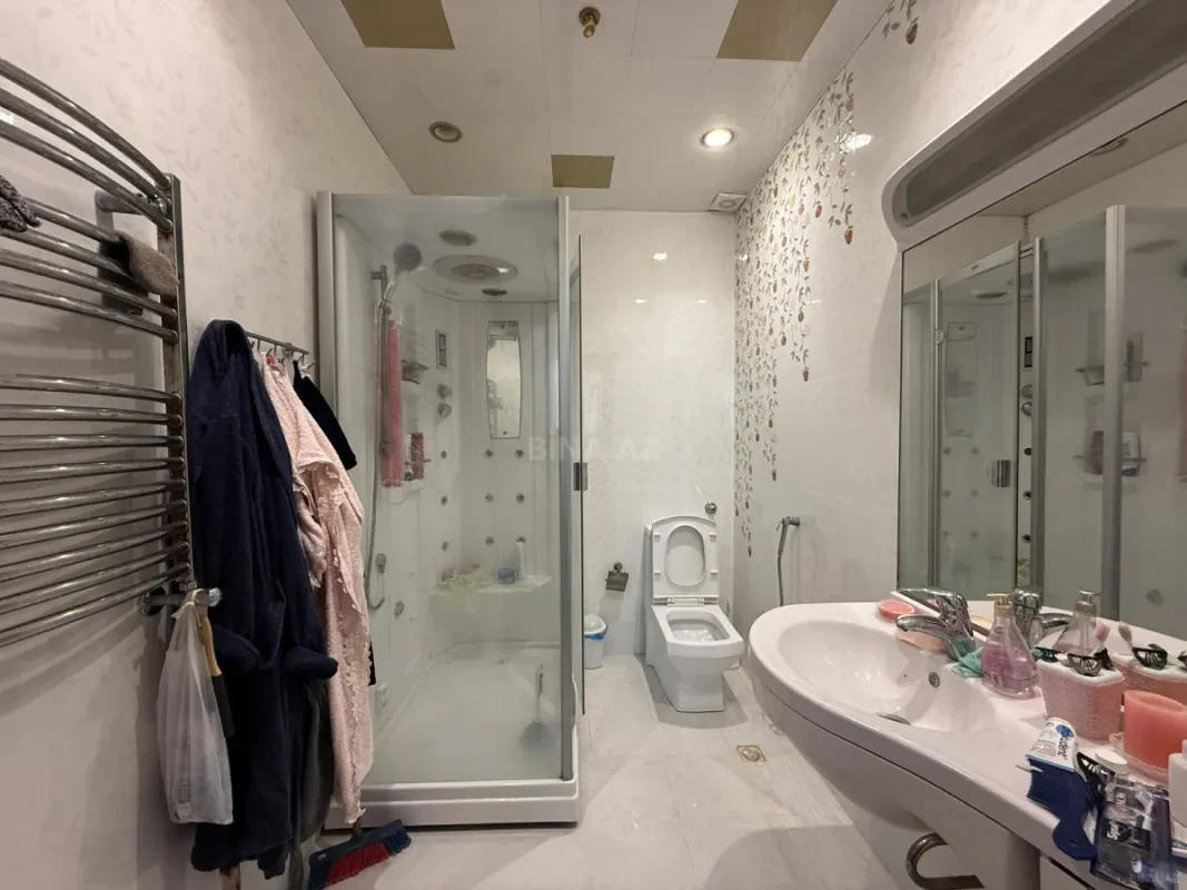 Satılır 4 otaqlı mənzil 190 m²