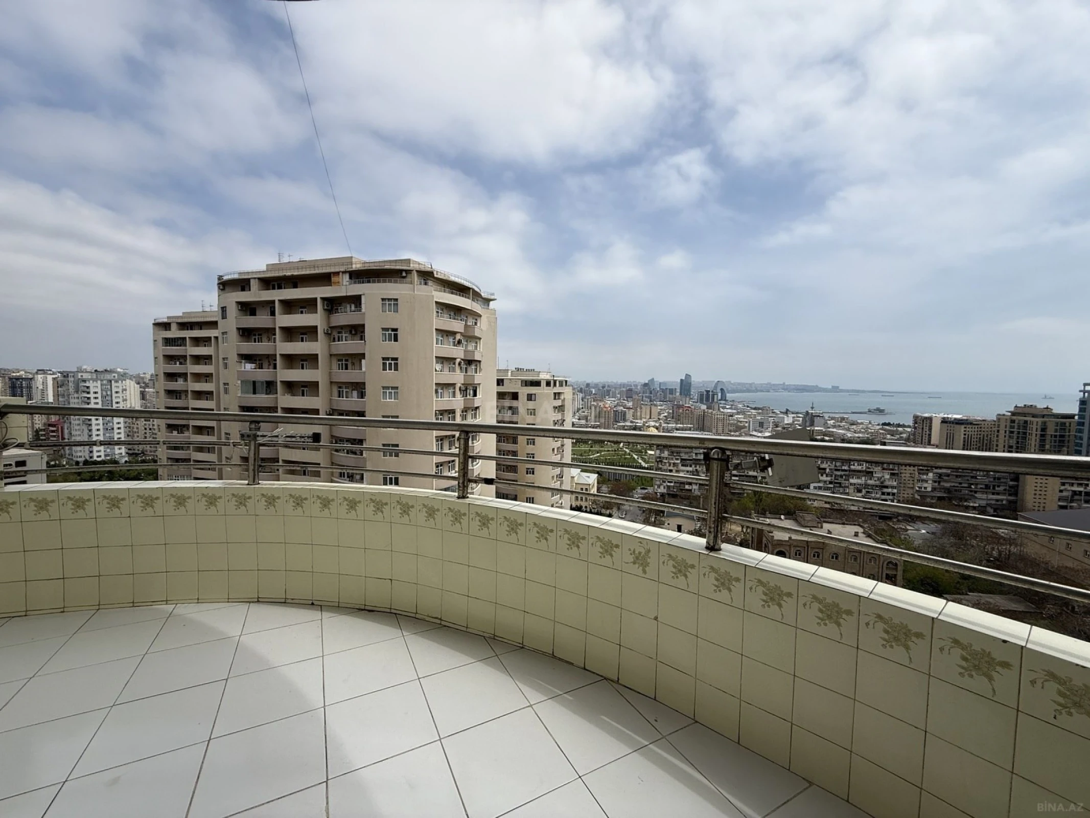 Satılır 4 otaqlı mənzil 190 m²