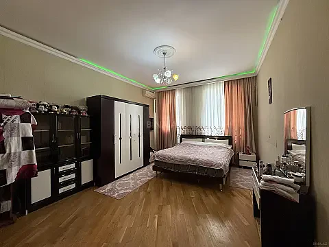 Satılır 4 otaqlı mənzil 190 m²