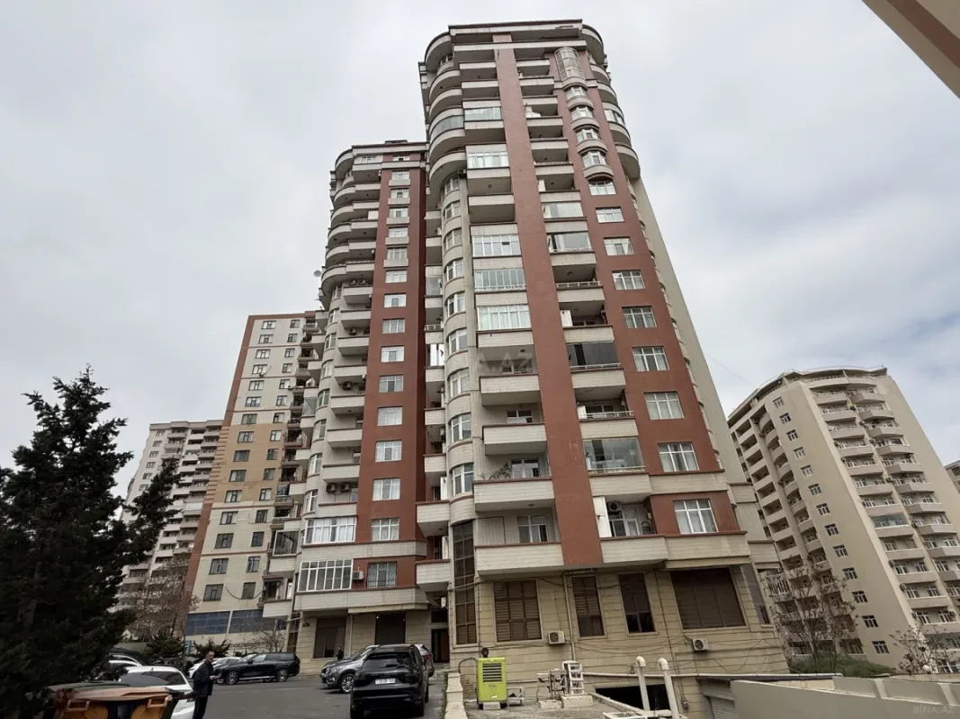 Satılır 4 otaqlı mənzil 190 m²