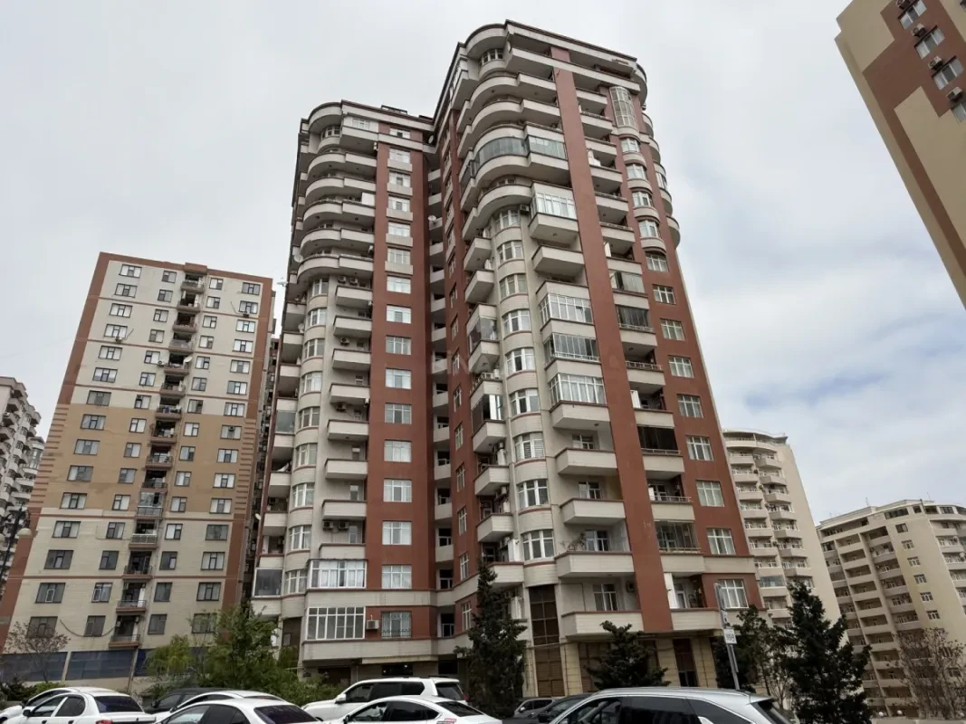 Satılır 4 otaqlı mənzil 190 m²