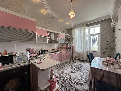 Satılır 4 otaqlı mənzil 190 m²