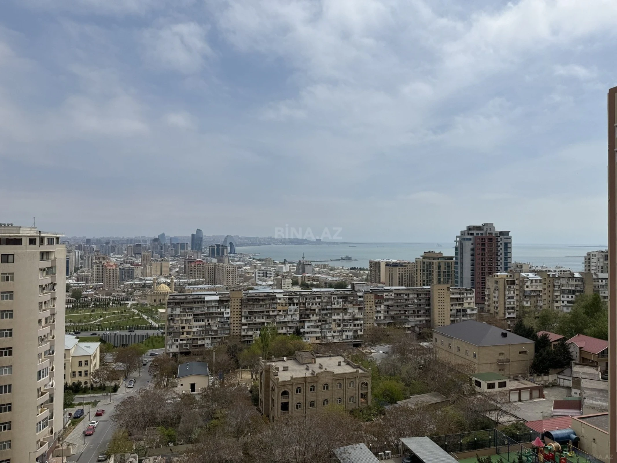 Satılır 4 otaqlı mənzil 190 m²