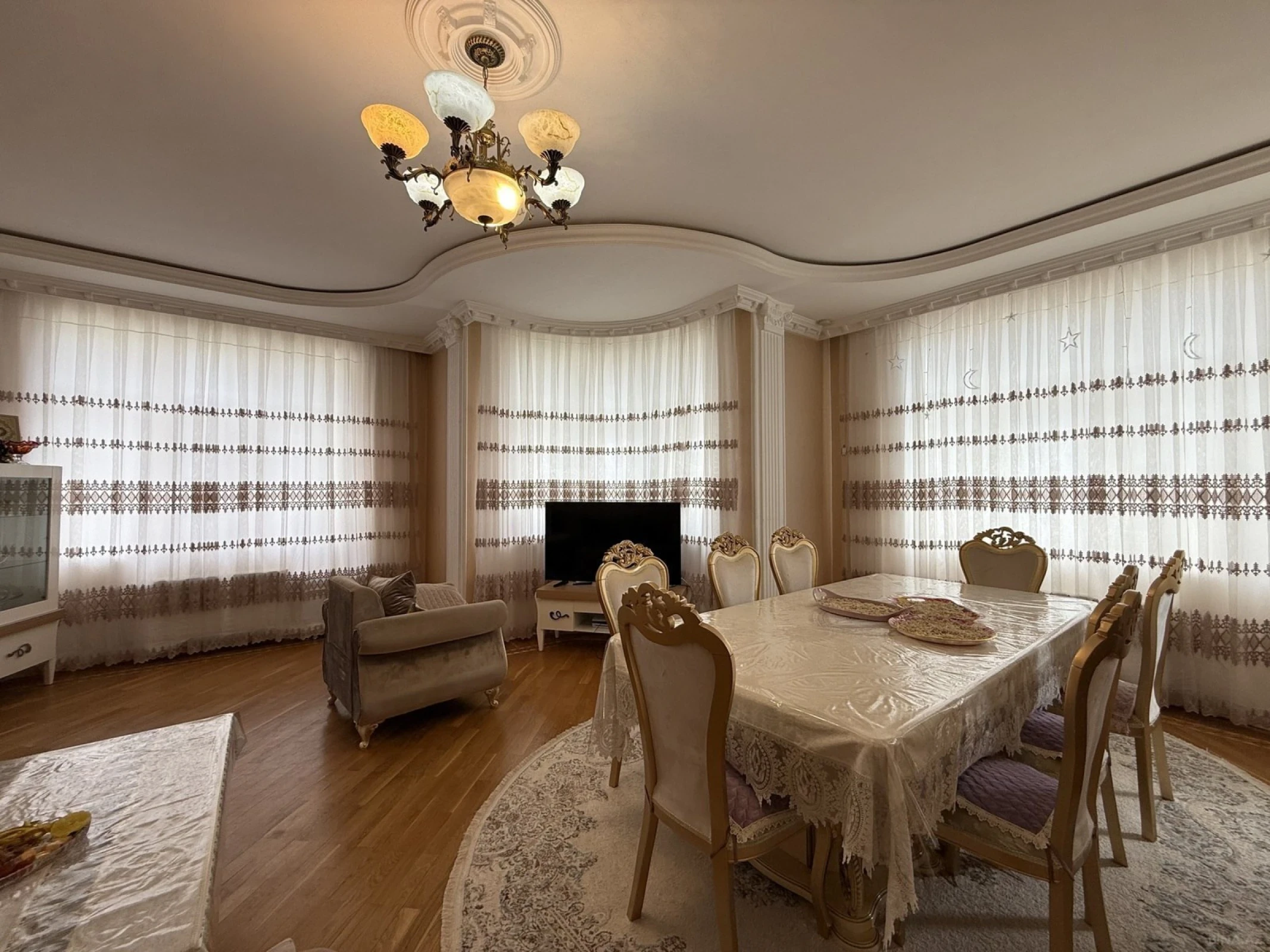 Satılır 4 otaqlı mənzil 190 m²