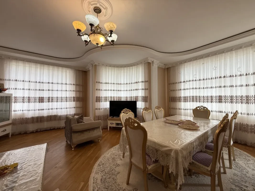 Satılır 4 otaqlı mənzil 190 m²