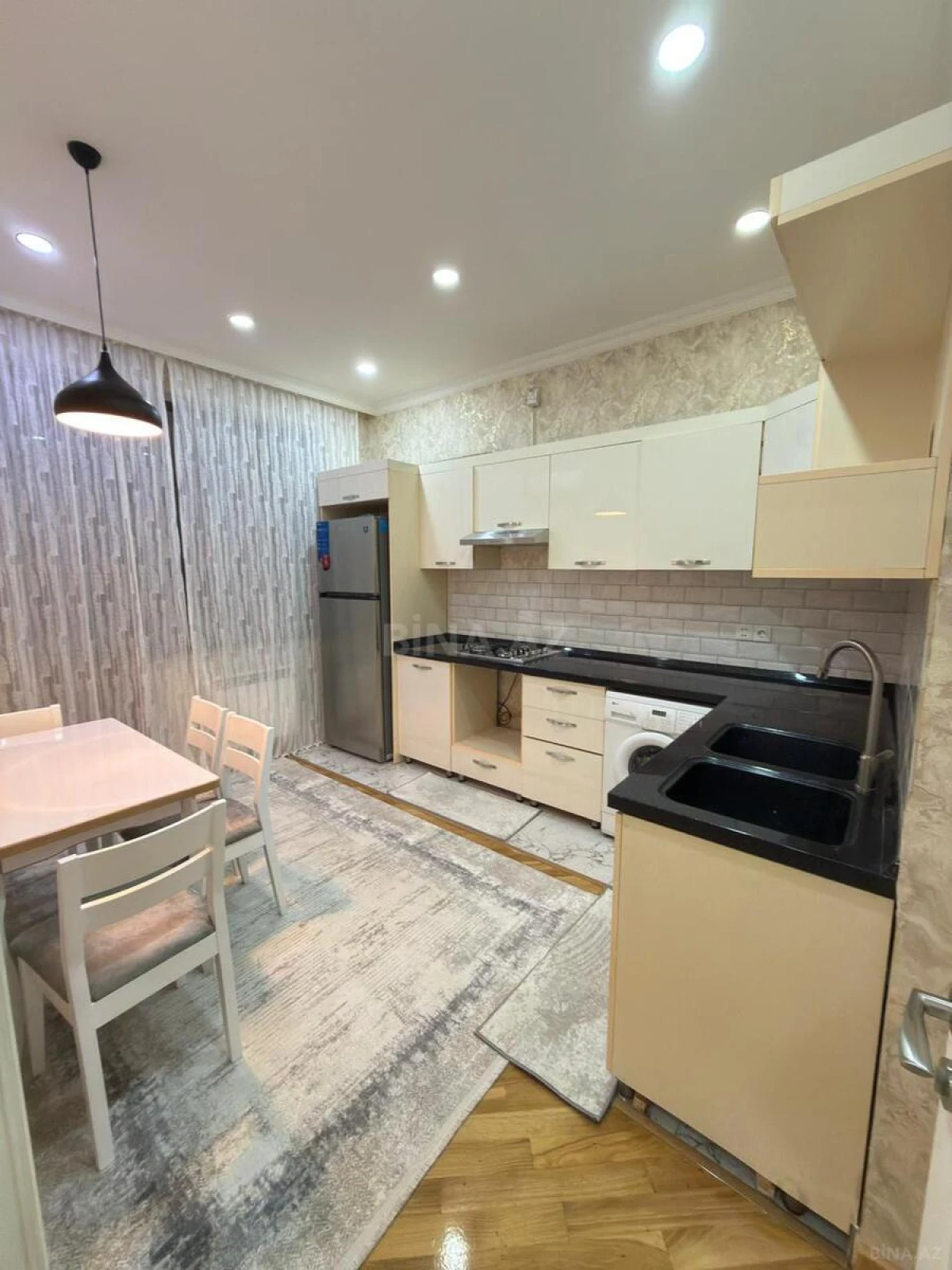 Kirayə verilir 2 otaqlı mənzil 70 m²
