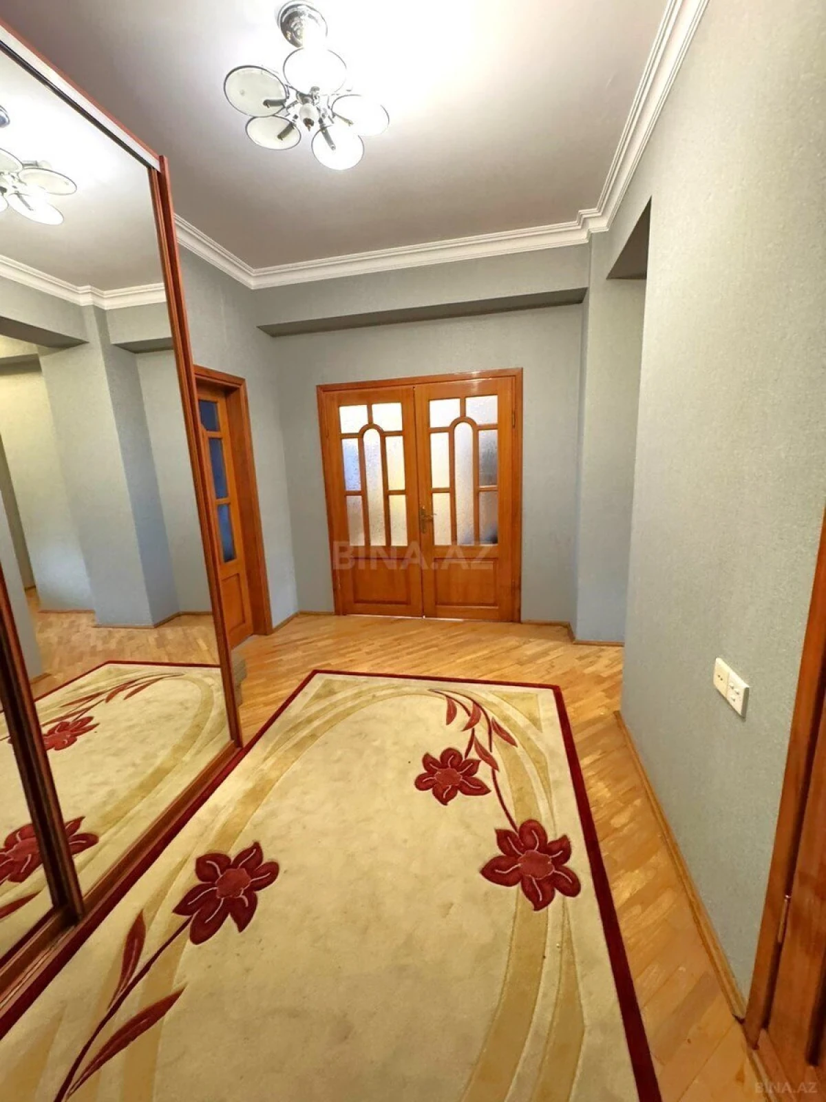 Kirayə verilir 3 otaqlı mənzil 130 m²