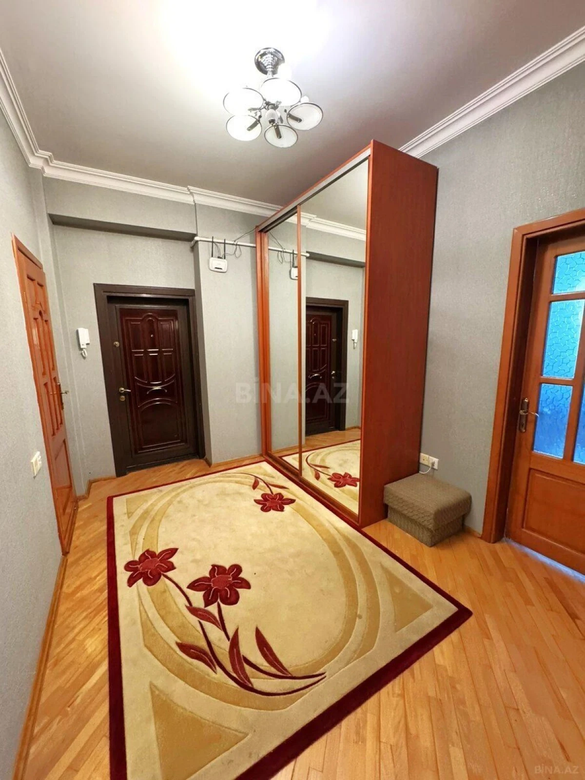 Kirayə verilir 3 otaqlı mənzil 130 m²