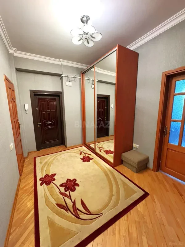 Kirayə verilir 3 otaqlı mənzil 130 m²