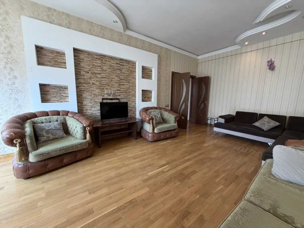 Kirayə verilir 2 otaqlı mənzil 90 m²