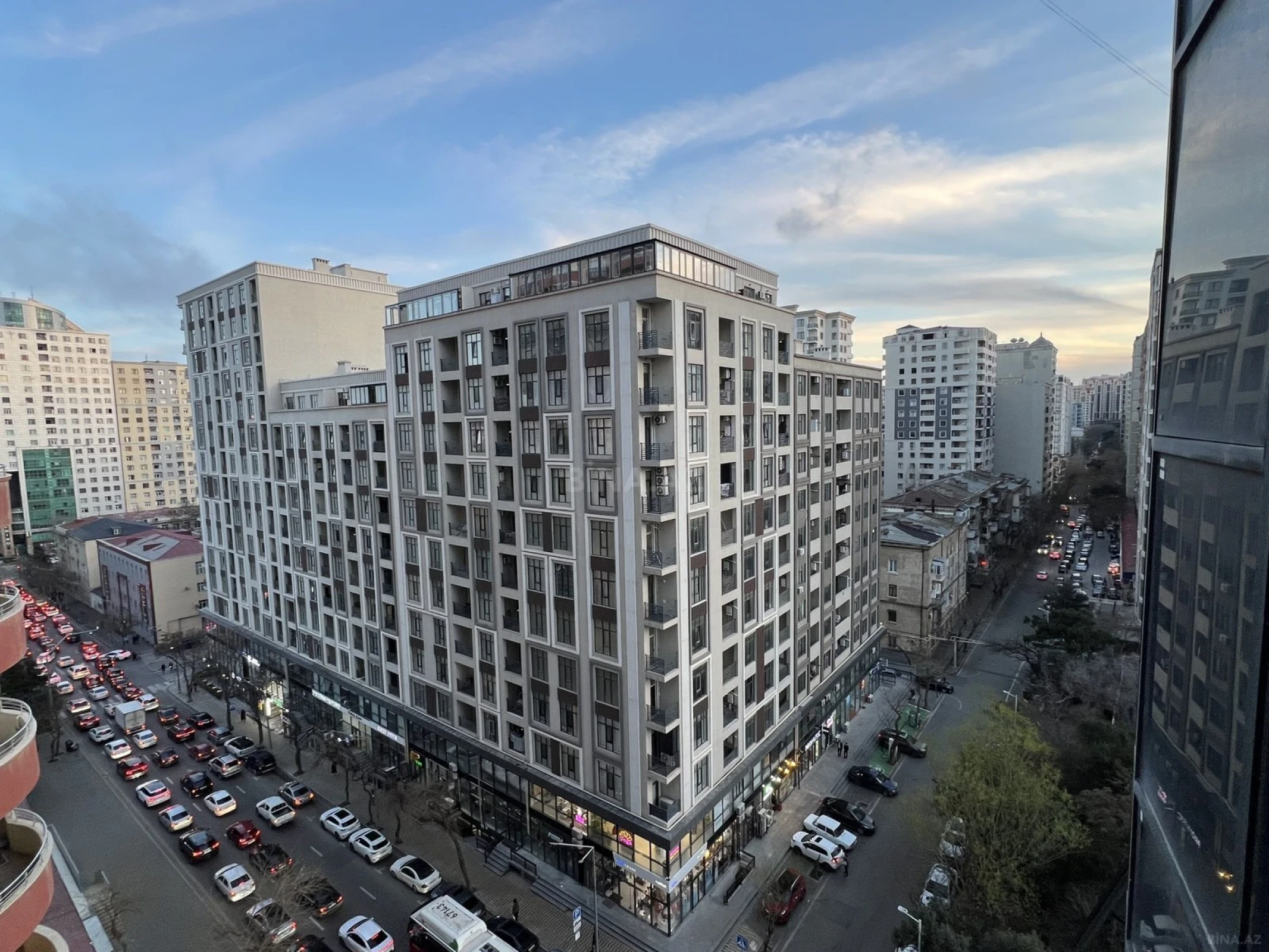 Satılır 4 otaqlı mənzil 208 m²