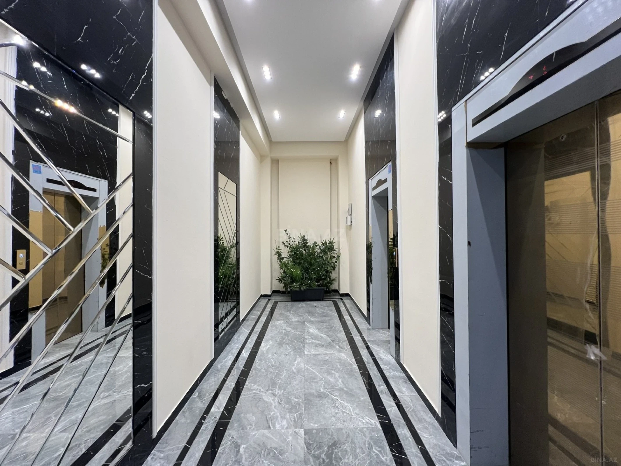 Satılır 4 otaqlı mənzil 208 m²