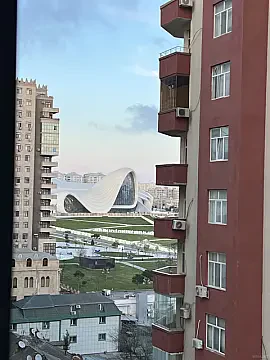 Satılır 4 otaqlı mənzil 208 m²