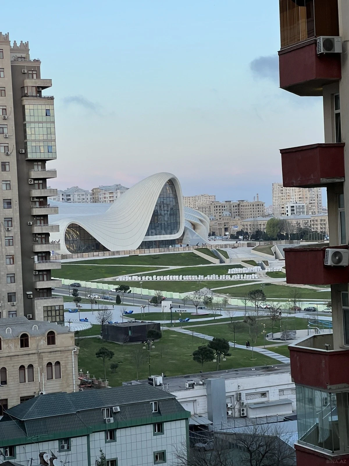 Satılır 4 otaqlı mənzil 208 m²