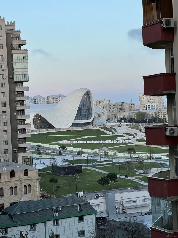 Satılır 4 otaqlı mənzil 208 m²