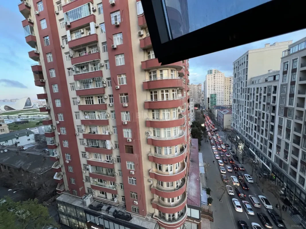 Satılır 4 otaqlı mənzil 208 m²