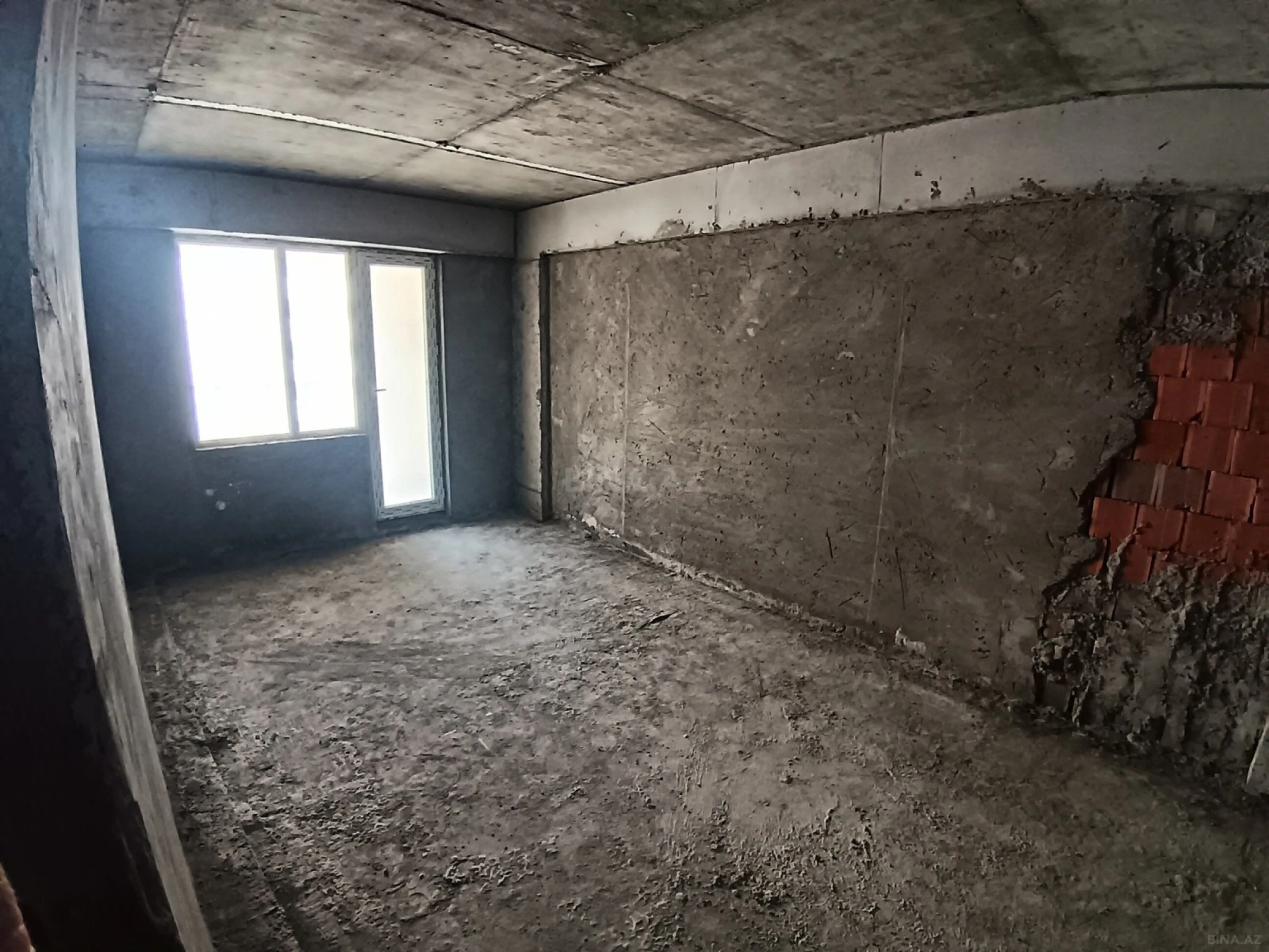 Satılır 4 otaqlı mənzil 135 m²