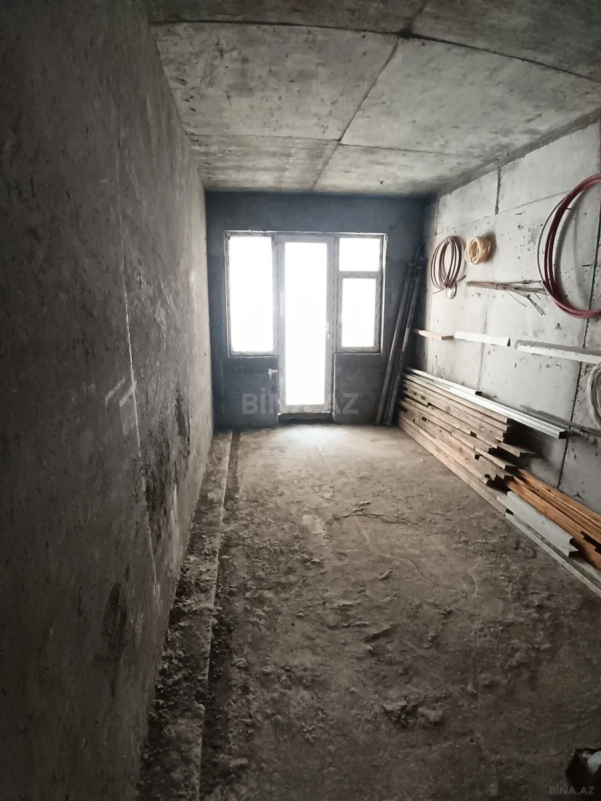 Satılır 4 otaqlı mənzil 135 m²