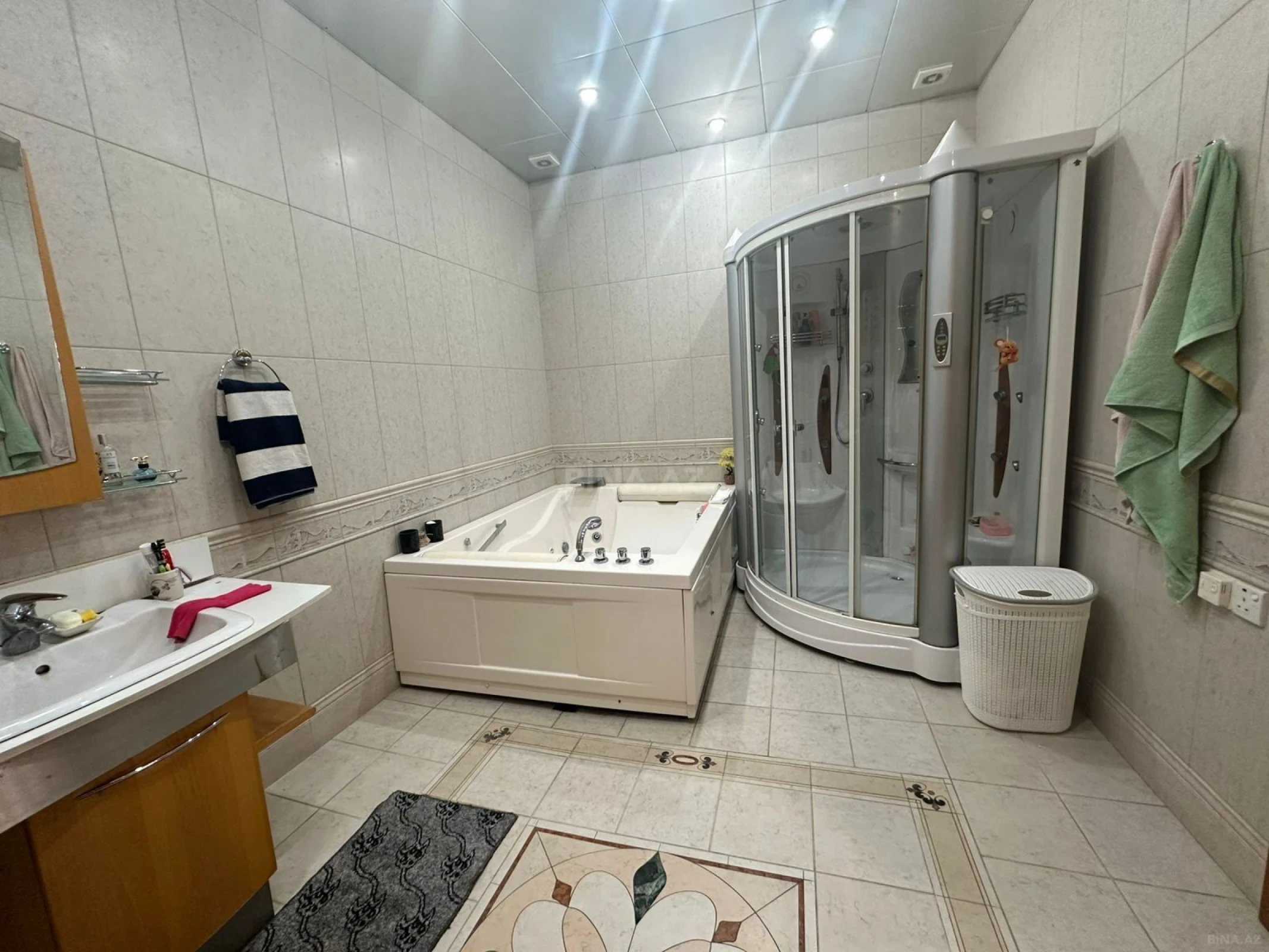 Satılır 4 otaqlı mənzil 200 m²