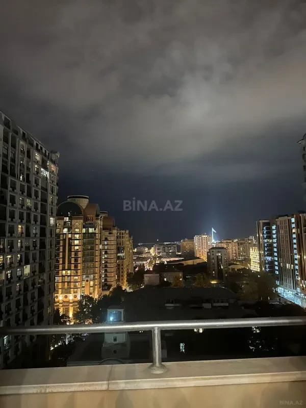 Satılır 4 otaqlı mənzil 200 m²