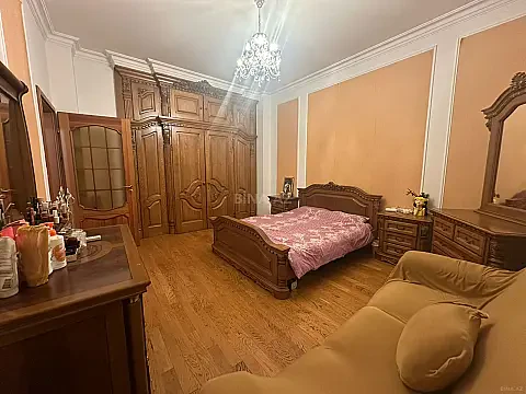 Satılır 4 otaqlı mənzil 200 m²