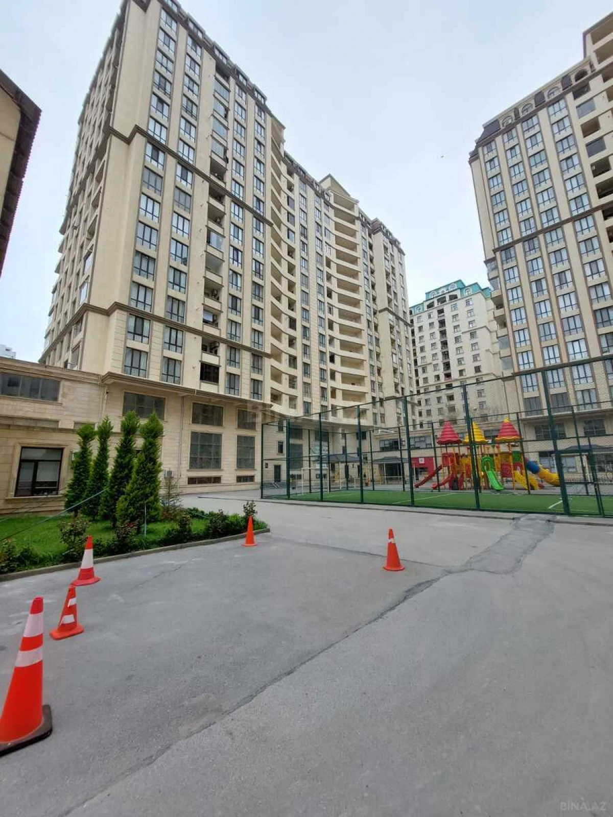 Satılır 3 otaqlı mənzil 135 m²