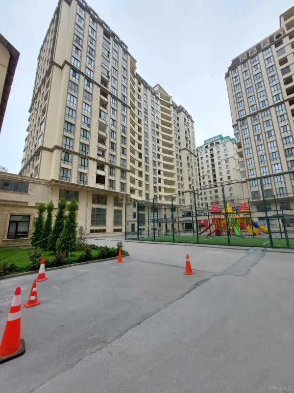 Satılır 3 otaqlı mənzil 135 m²
