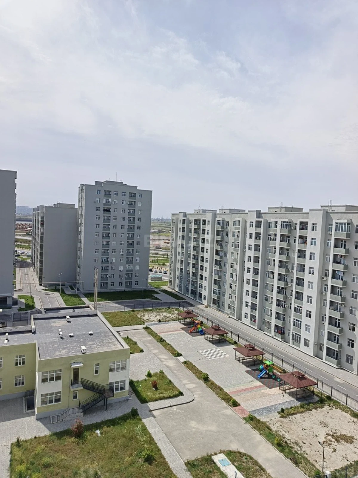 Satılır 4 otaqlı mənzil 100 m²