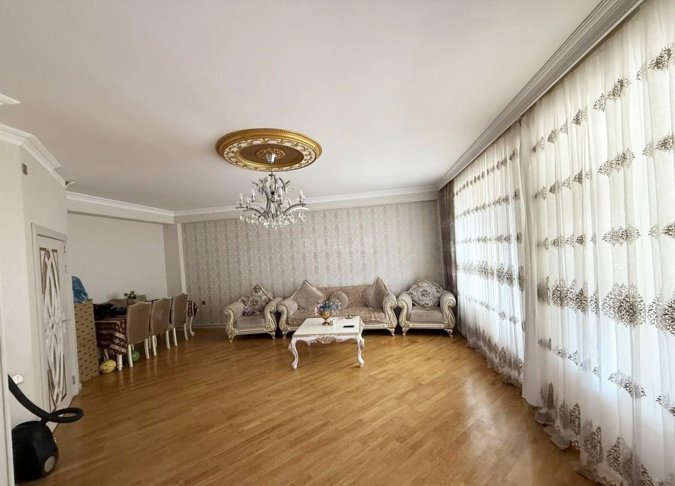 Satılır 4 otaqlı mənzil 133 m²