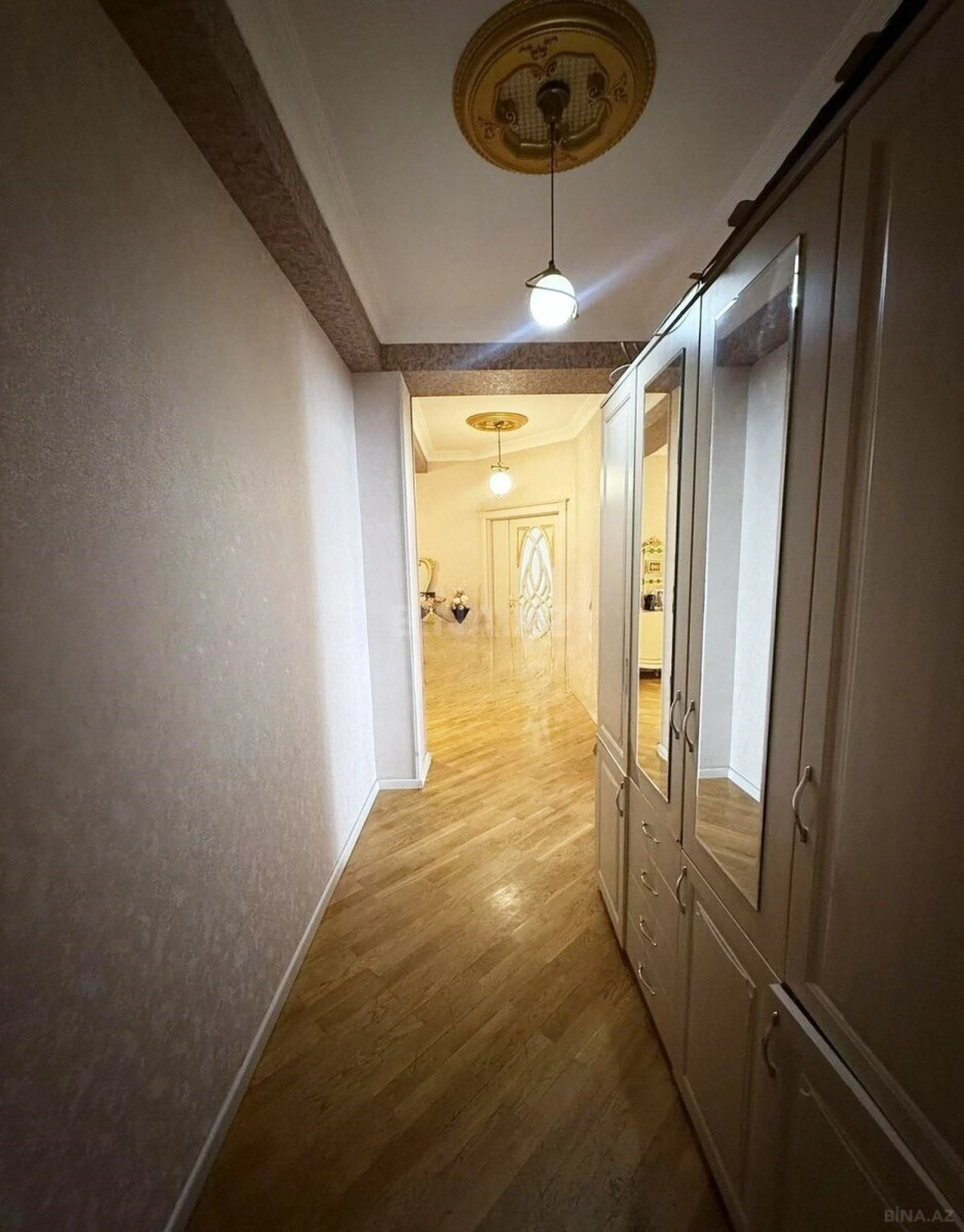 Satılır 4 otaqlı mənzil 133 m²