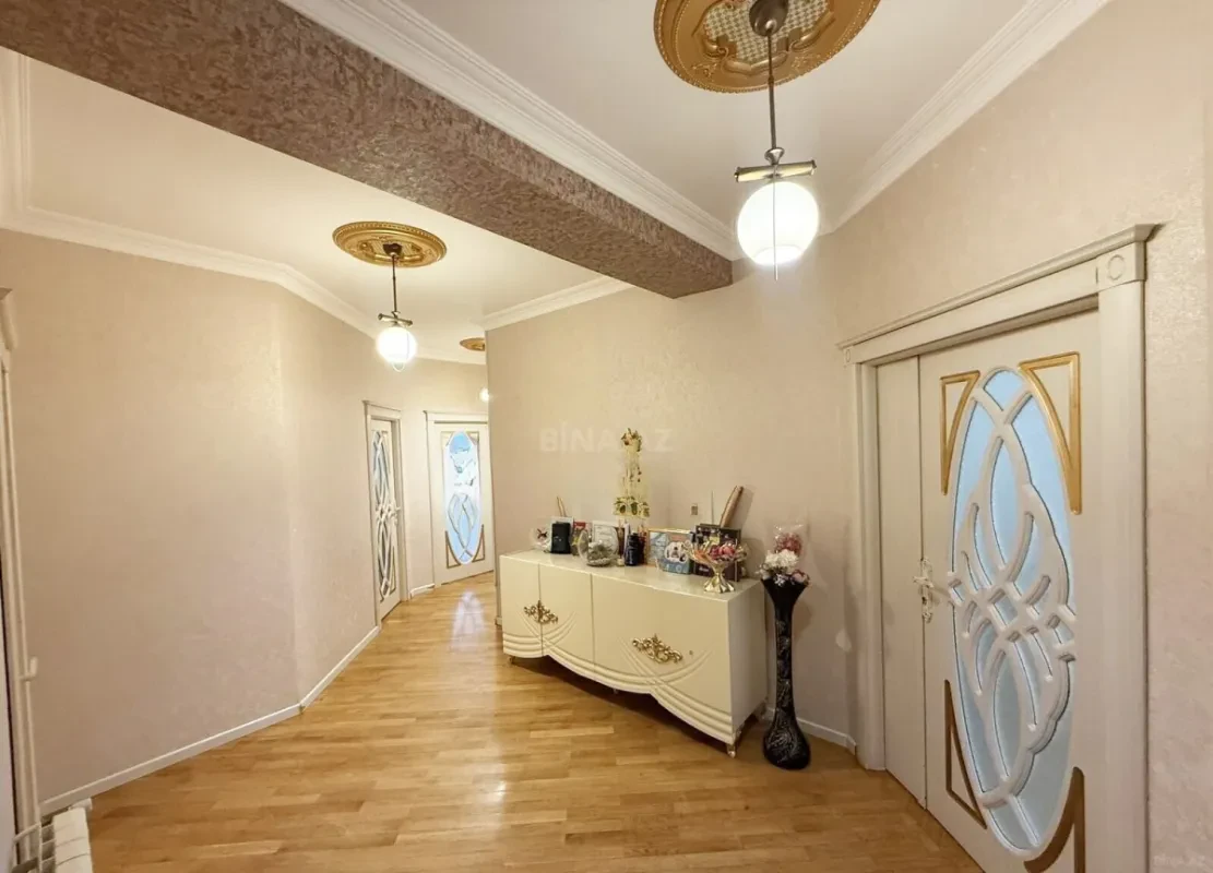 Satılır 4 otaqlı mənzil 133 m²