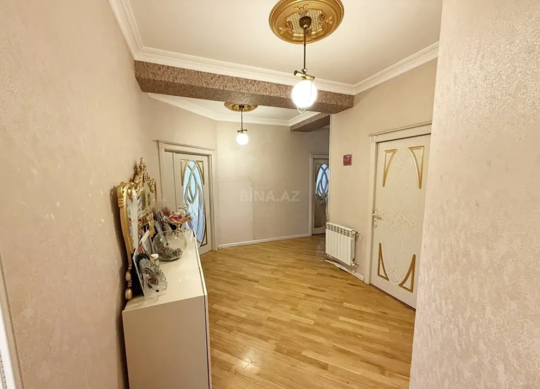 Satılır 4 otaqlı mənzil 133 m²