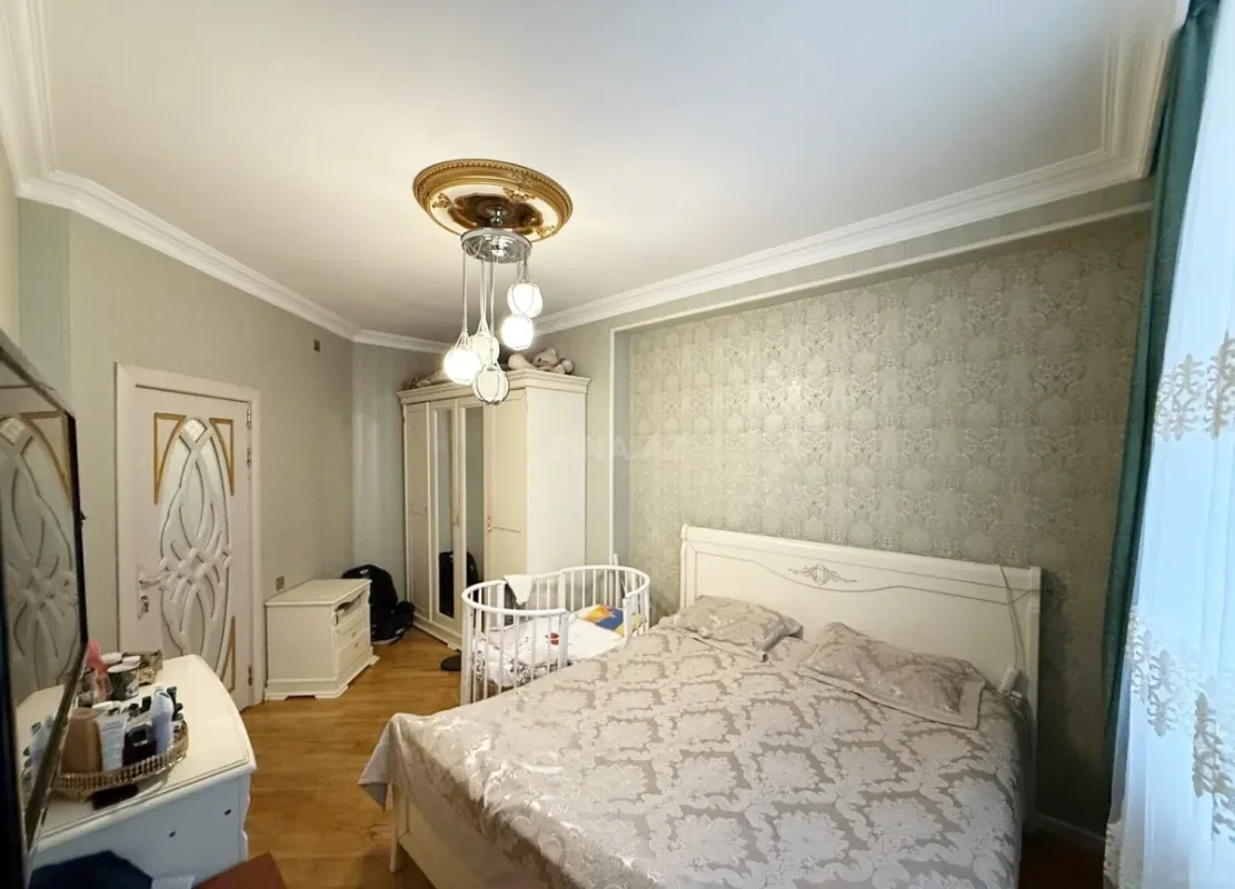 Satılır 4 otaqlı mənzil 133 m²