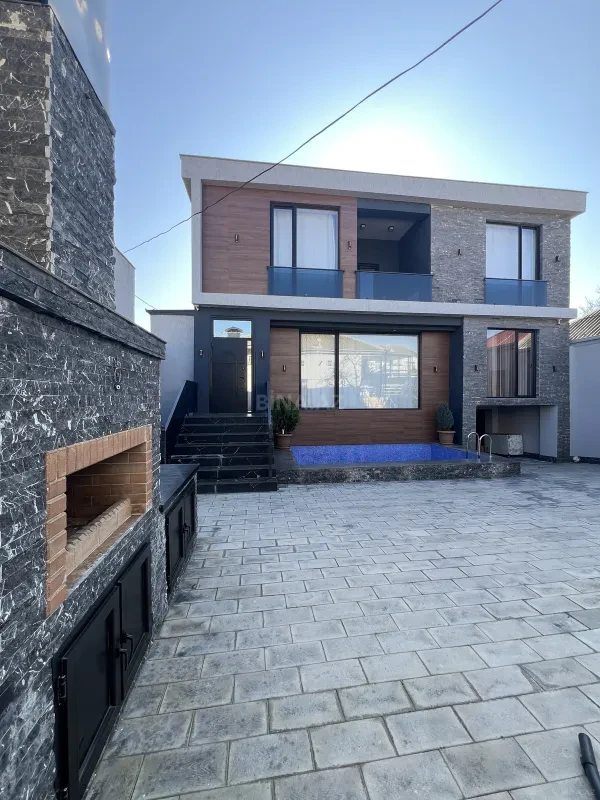 Satılır 5 otaqlı həyət evi 280 m²